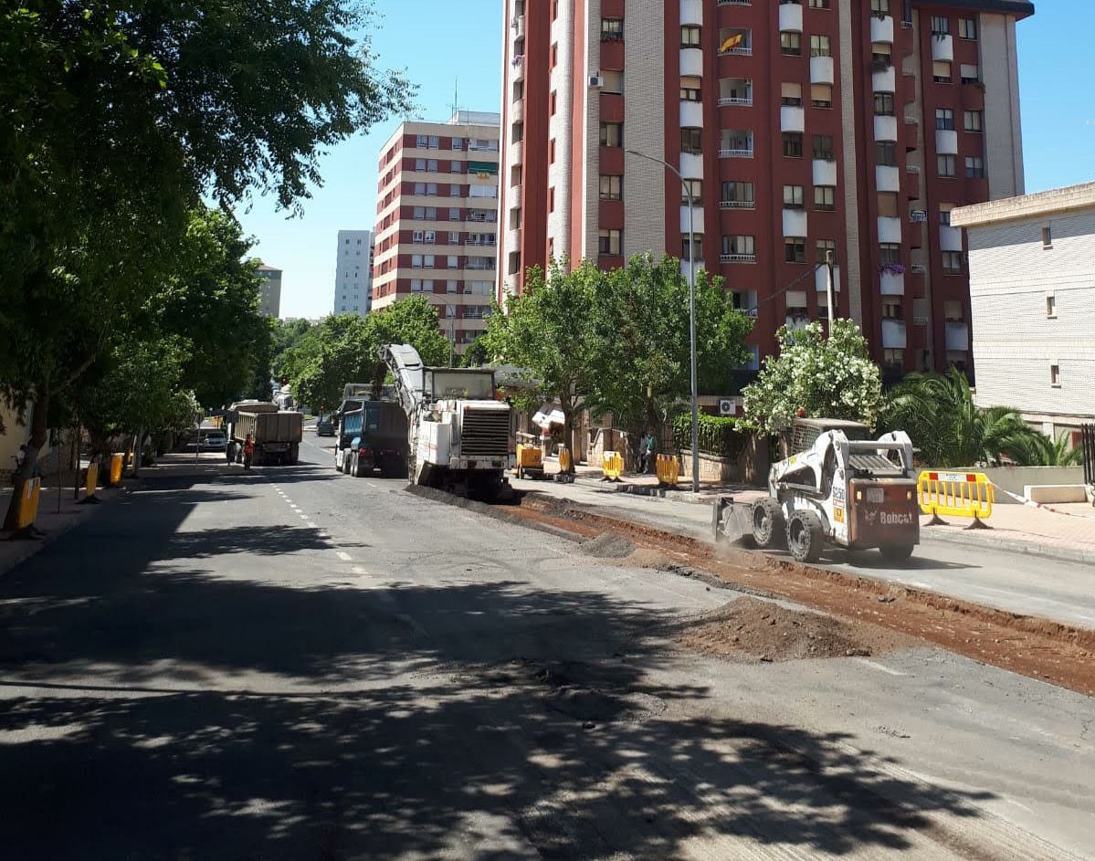 Continúa la campaña de asfaltado en la avenida de la Bondad