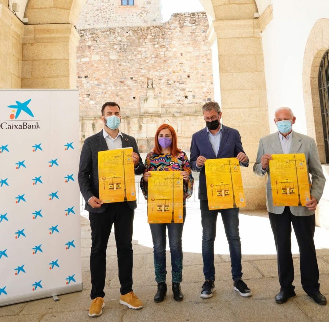 El Paseo de Cánovas se convierte un año más en el epicentro de la literatura en la ciudad con la XXI Feria del Libro