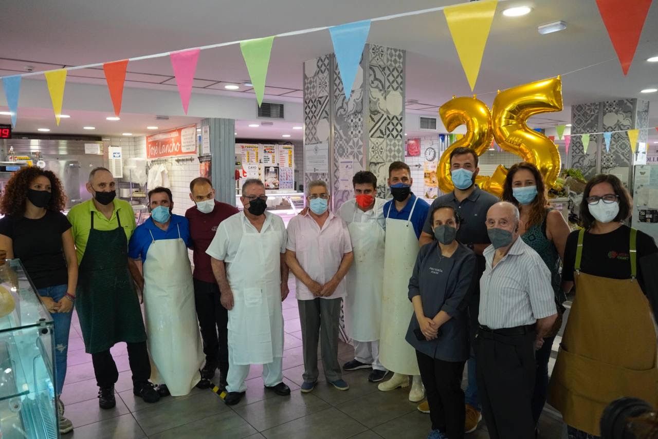 El alcalde Luis Salaya celebra el 25 aniversario del mercado Ronda del Carmen con los hombres y mujeres que “lo sostienen”