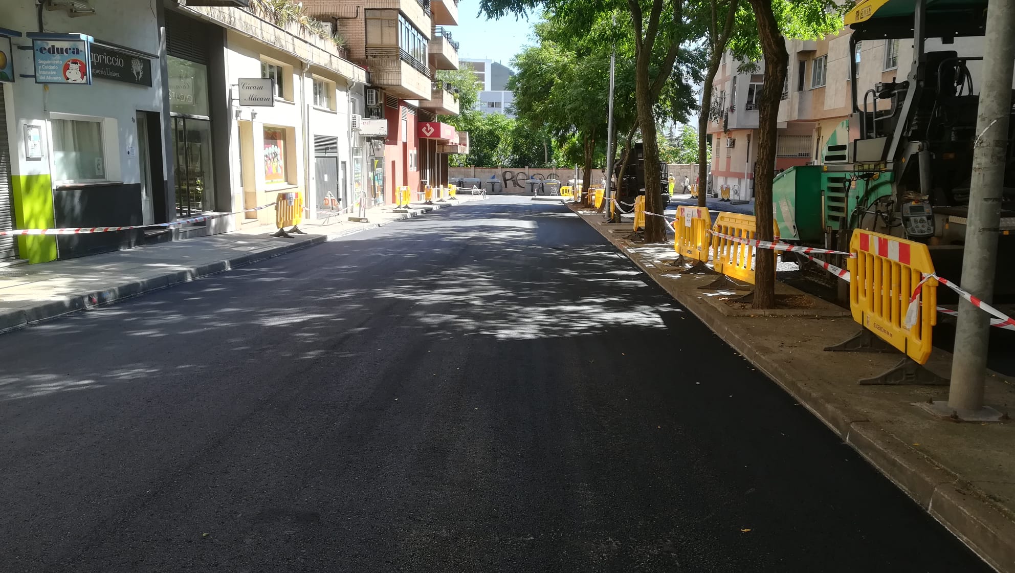 La campaña de asfaltado continúa hoy lunes en la calle Obispo Jesús Domínguez
