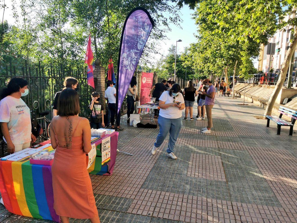 Una exposición y talleres protagonizaron el jueves las actividades con motivo de la celebración de la Semana del Orgullo LGBTI
