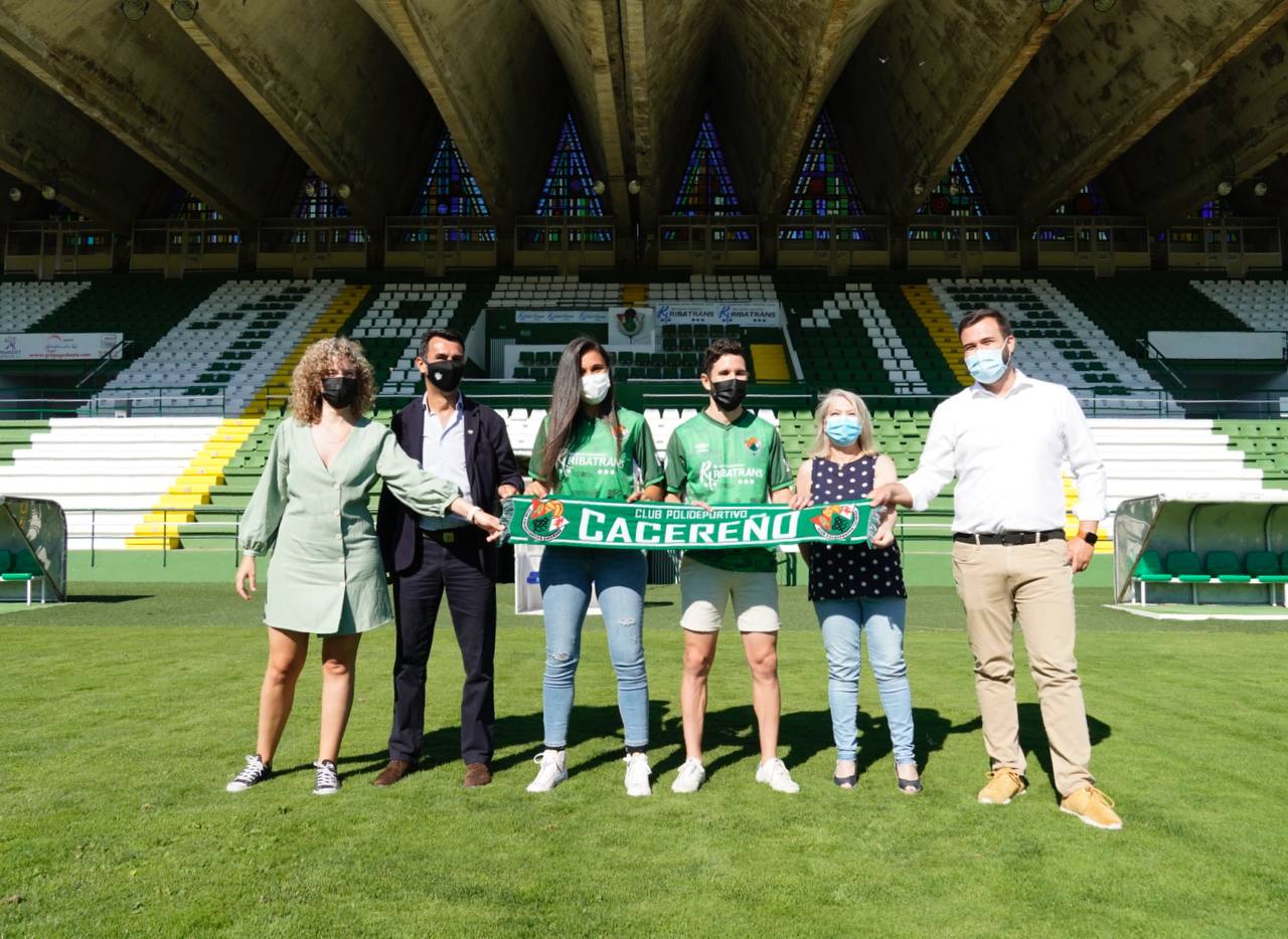 El alcalde Luis Salaya considera muy positivo el acuerdo firmado entre el Femenino Cáceres y el Cacereño para unificar su imagen