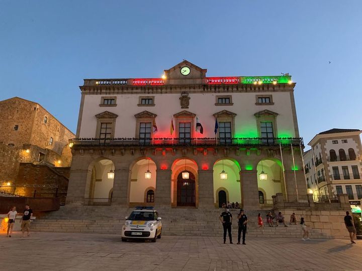 El Ayuntamiento de Cáceres ilumina su fachada en solidaridad con el pueblo afgano