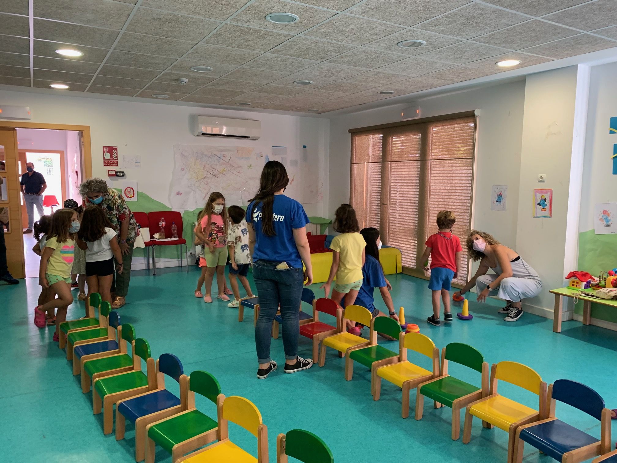 La alcaldesa en funciones y la concejala de Infancia conocen las actividades desarrolladas en los campamentos municipales