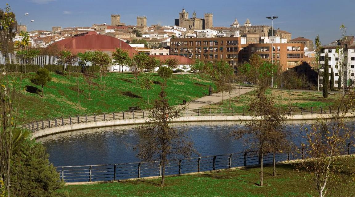 Abre a la práctica deportiva el área de calistenia en el Parque de El Rodeo
