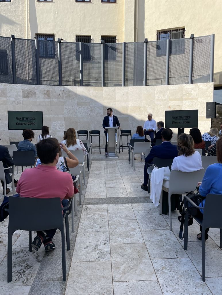 El Ayuntamiento se alía con instituciones y con agentes del sector turístico para garantizar el crecimiento socioeconómico de la ciudad