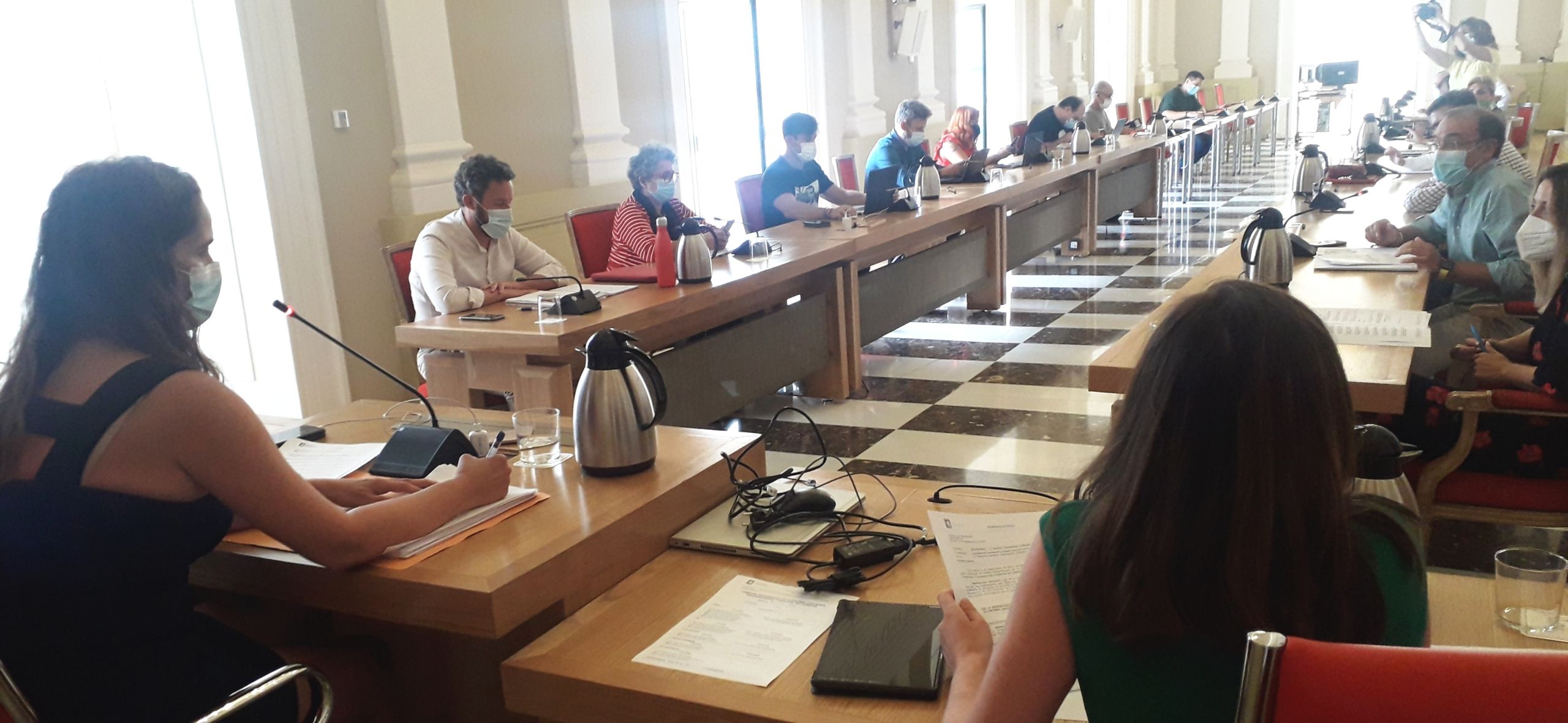 La Comisión de Economía y Hacienda dictamina favorablemente sobre el préstamo de 8 millones de euros y la modificación de la Ordenanza del Impuesto sobre Bienes Inmuebles y del Impuesto de Vehículos de Tracción Mecánica