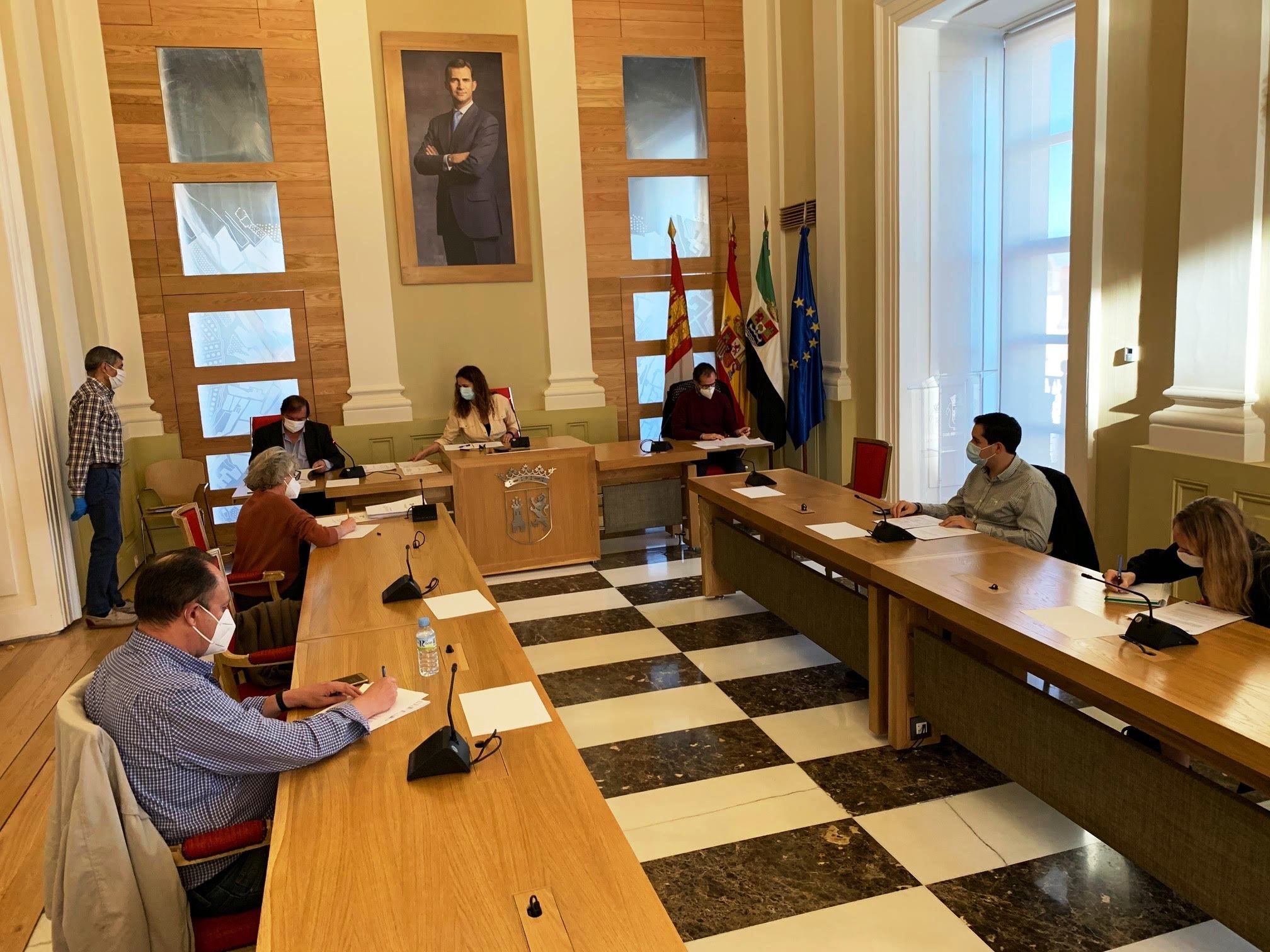 La Mesa de Contratación adjudica las obras de mejora del alumbrado del Paseo de Cánovas y el parque Gloria Fuertes 