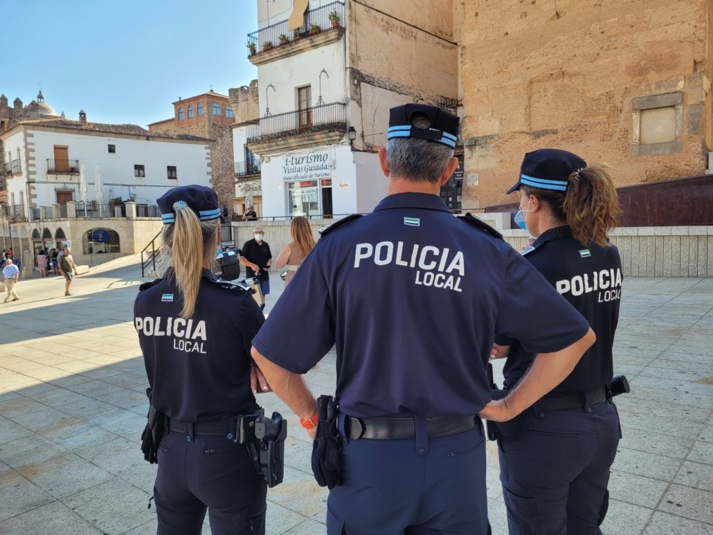  La Policía Local lleva a cabo durante este fin de semana diversas actuaciones para disolver reuniones de jóvenes en diferentes puntos de la ciudad