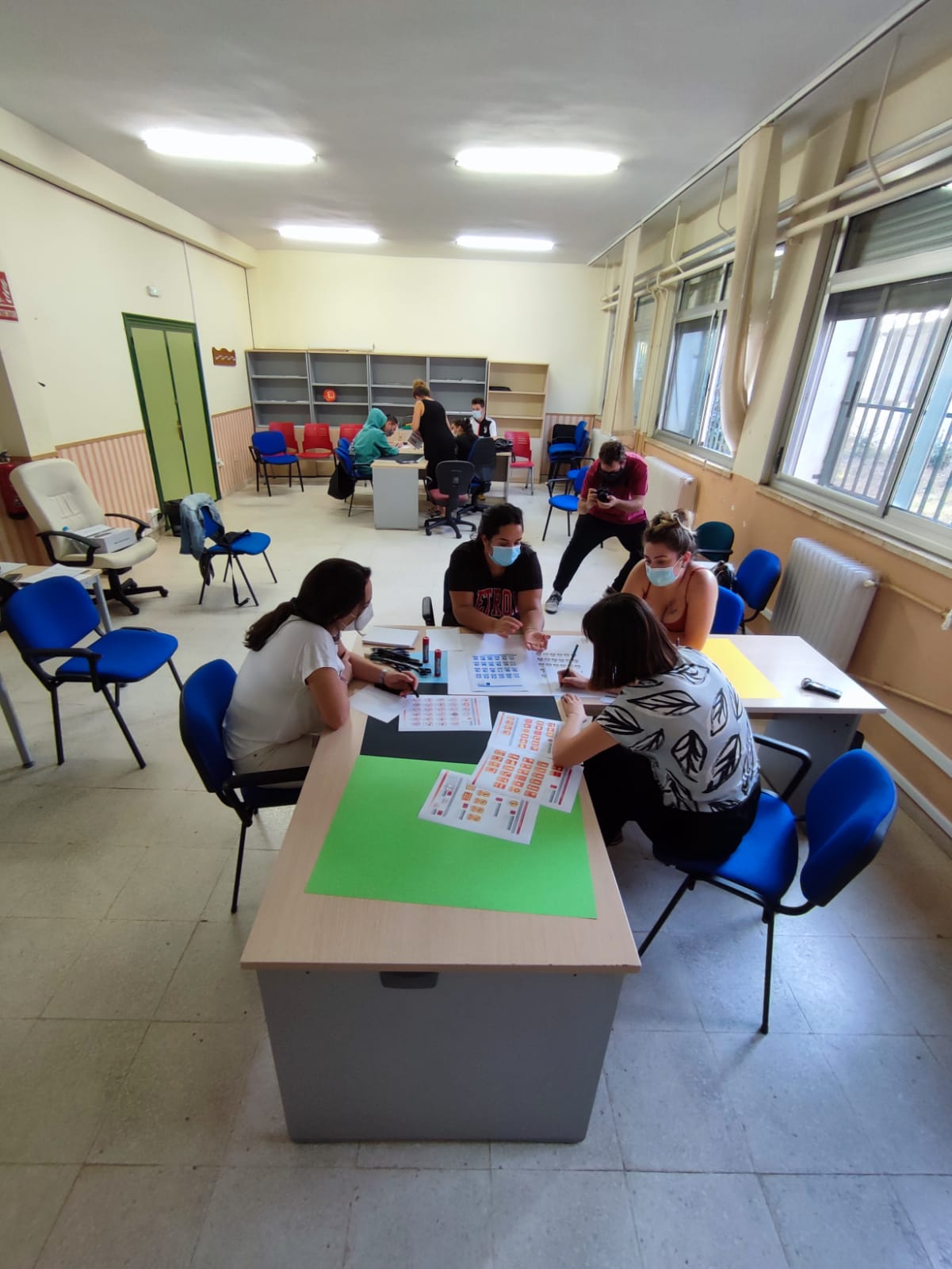 Un taller de Arte Urbano en Aldea Moret reflexiona sobre el uso del espacio y los modelos de ocio actuales, analizando el papel que ocupan las casas de apuestas