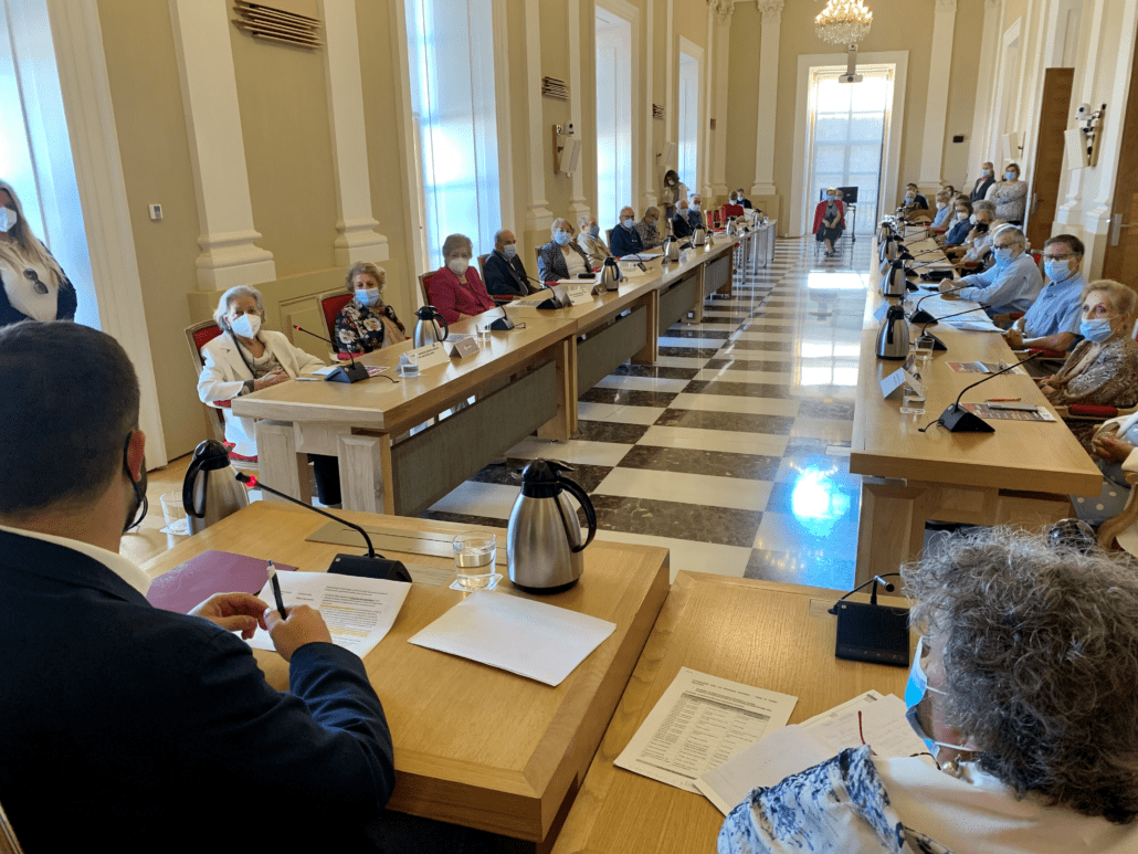 Salaya se compromete con las asociaciones de mayores a continuar mejorando el alumbrado, a abrir baños públicos y a reorganizar la distribución de bancos en la ciudad