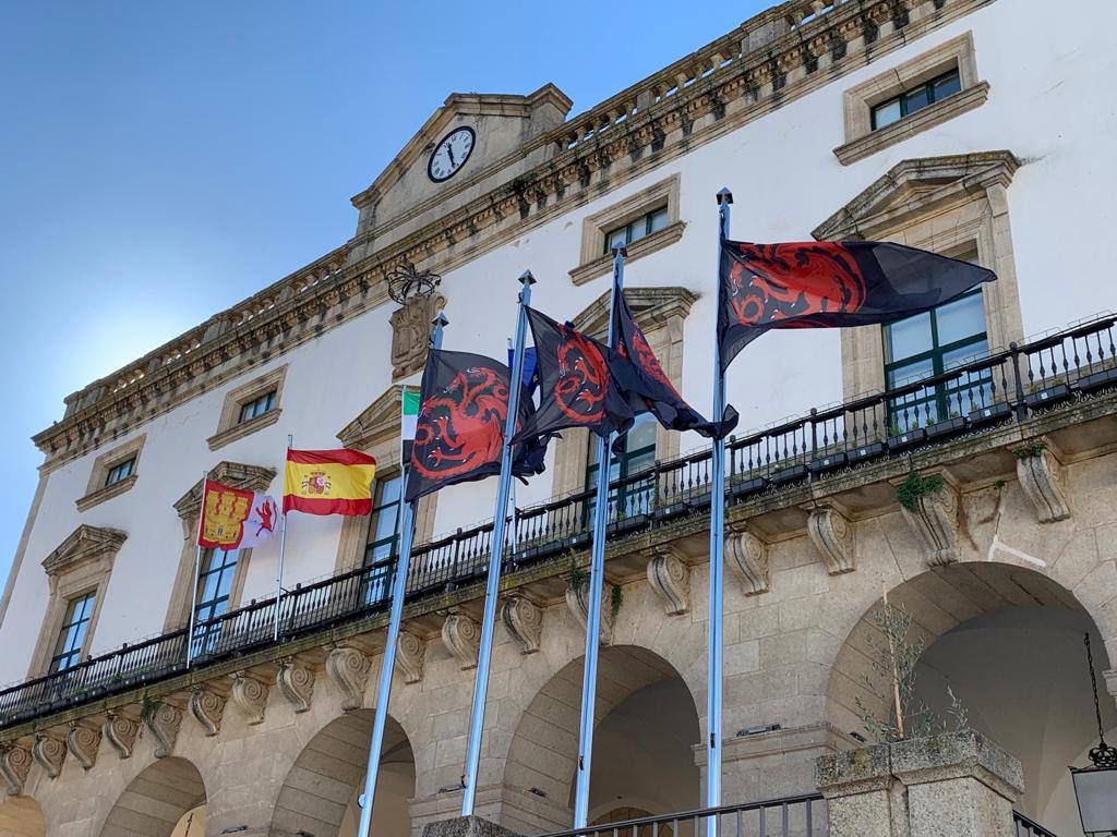 Banderas del Reino de Targaryen ondean en la Torre de Los Púlpitos y en el Ayuntamiento