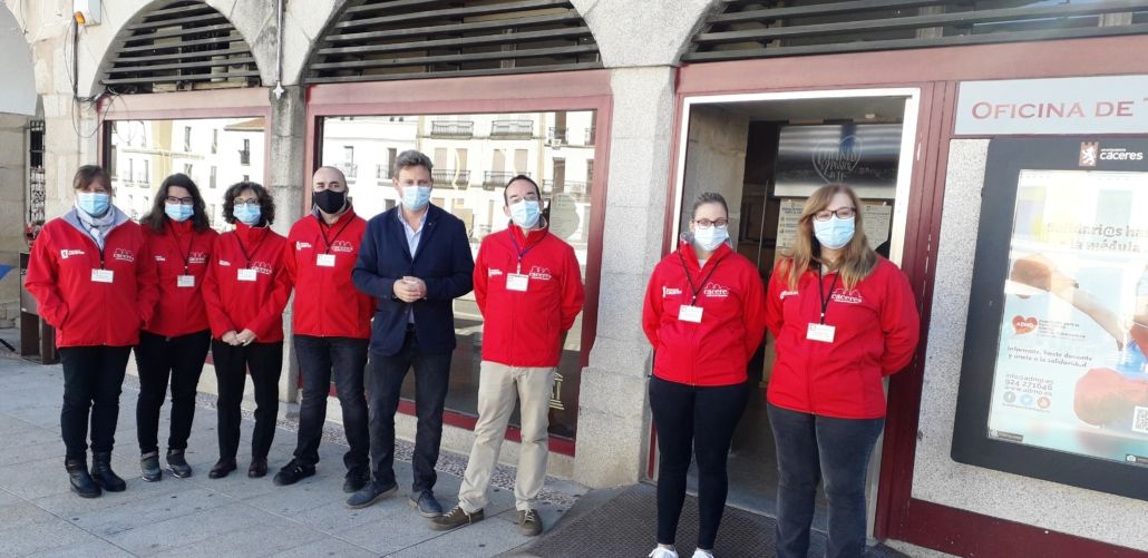Cáceres cuenta, por primera vez en su historia, con unos uniformes para los trabajadores y trabajadoras de los Centros Turísticos Municipales