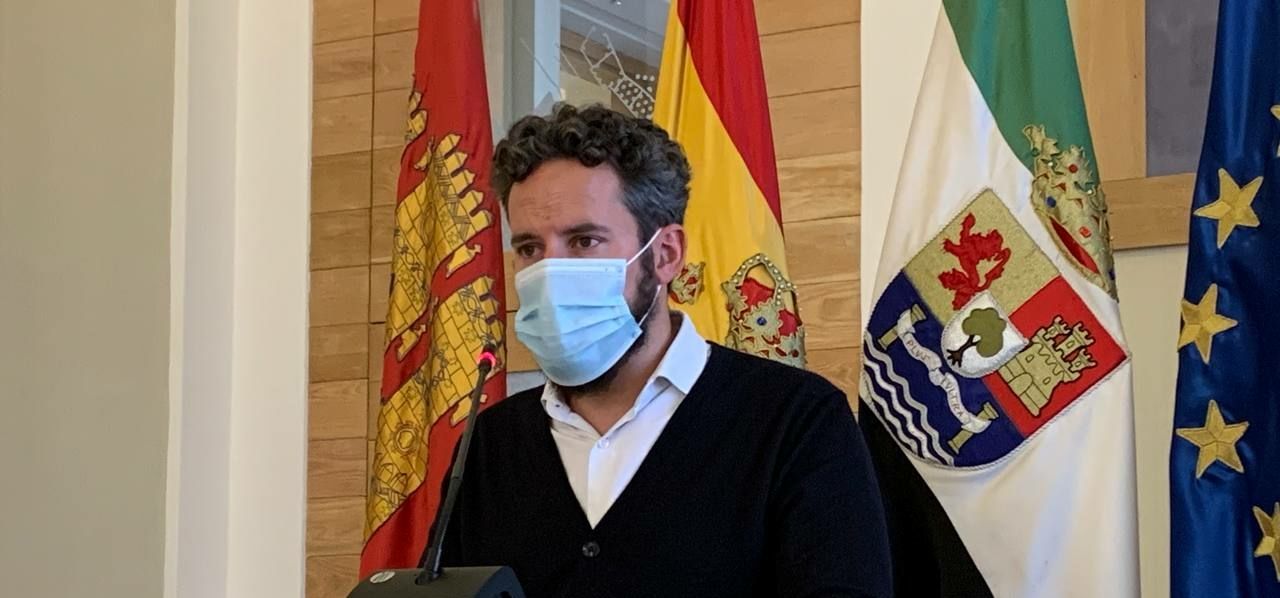 Los 28 policías locales distinguidos con la Medalla a la Permanencia en el Servicio de la Policía Local de Extremadura reciben hoy sus medallas