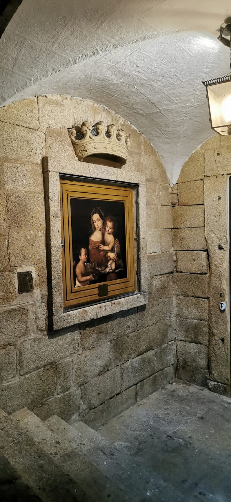El Consorcio Cáceres Ciudad Histórica restaura el cuadro de la Virgen de la Paz en la Plaza Mayor