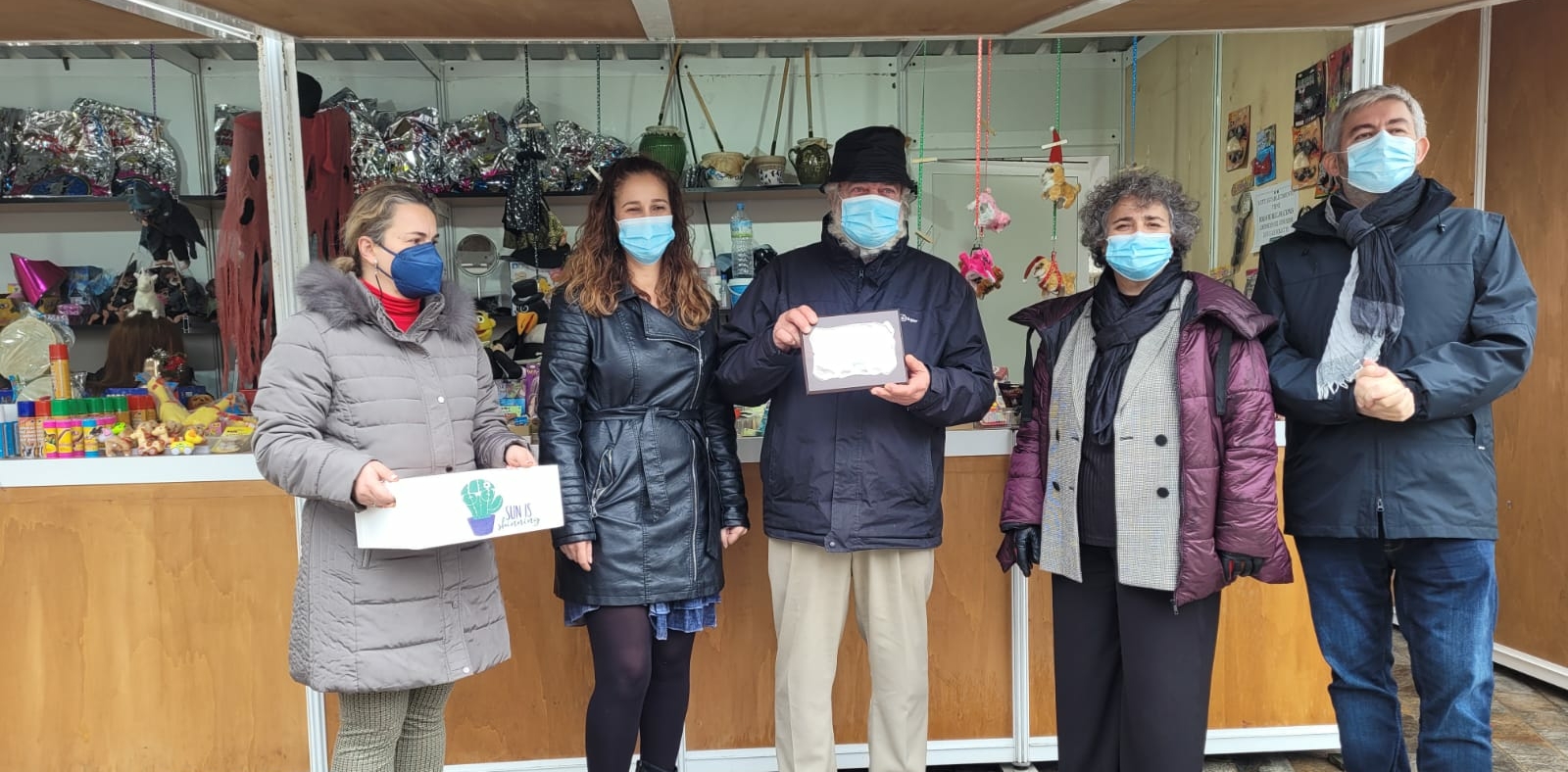 El ayuntamiento entrega una placa a Mustafá Yamak por sus 42 años en el Mercado de Navidad