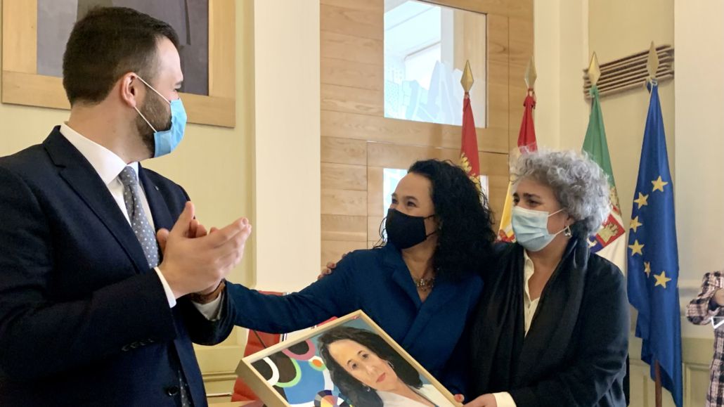 La presidenta del Tribunal Superior de Justicia de Extremadura, María Félix Tena, recibe el Premio 25N, en su primera edición