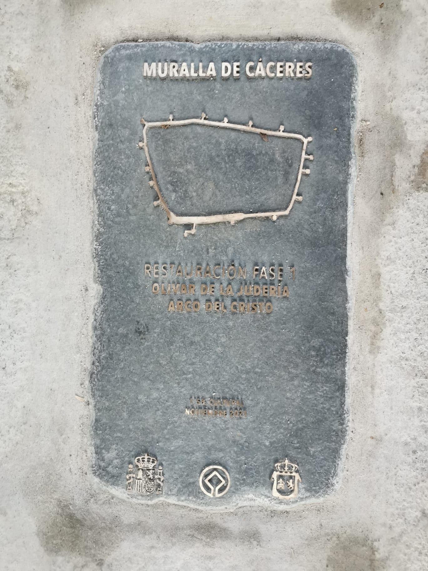 Una placa de bronce conmemora las obras de la primera fase de la restauración de la muralla