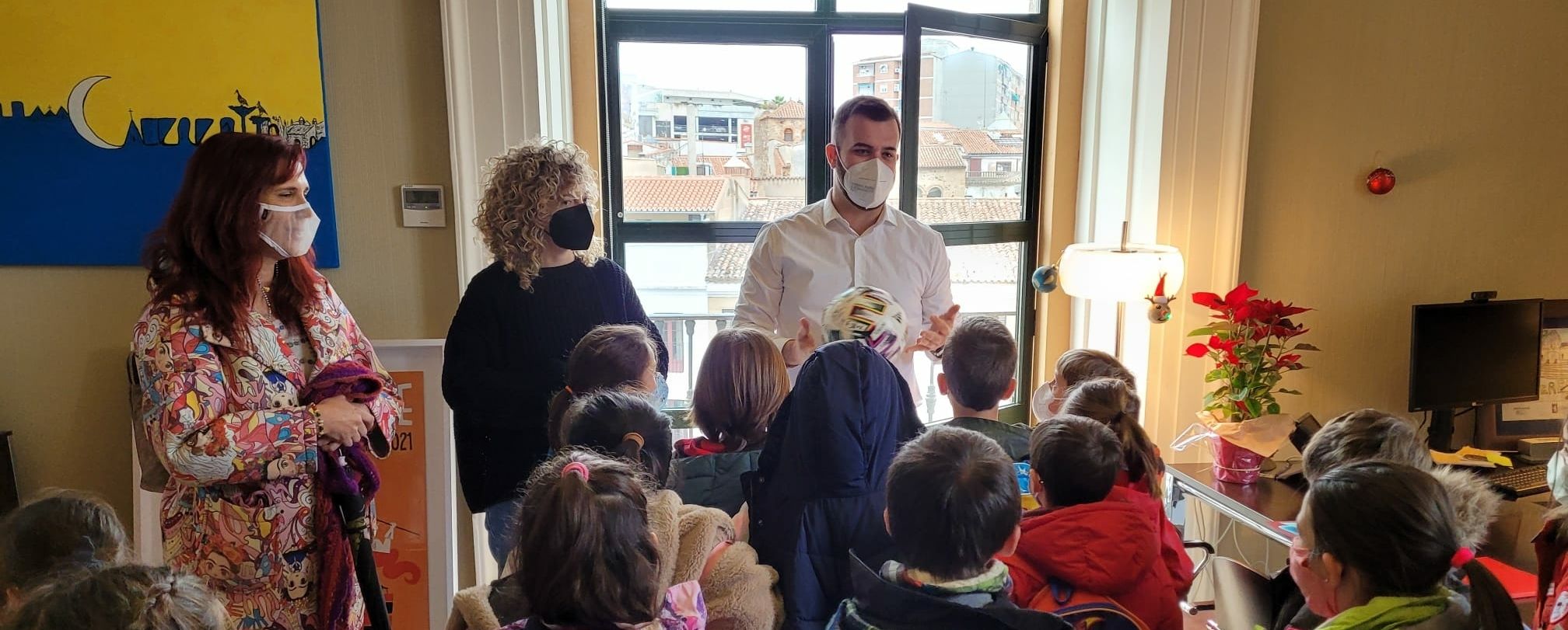 Una veintena de alumnos del CEIP Moctezuma conocen con el alcalde el funcionamiento del ayuntamiento