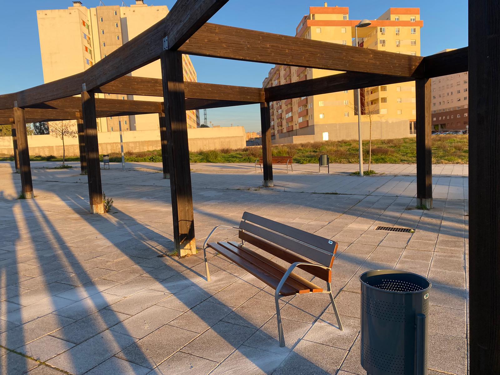 Comienza a instalarse el mobiliario urbano de la barriada de El Junquillo