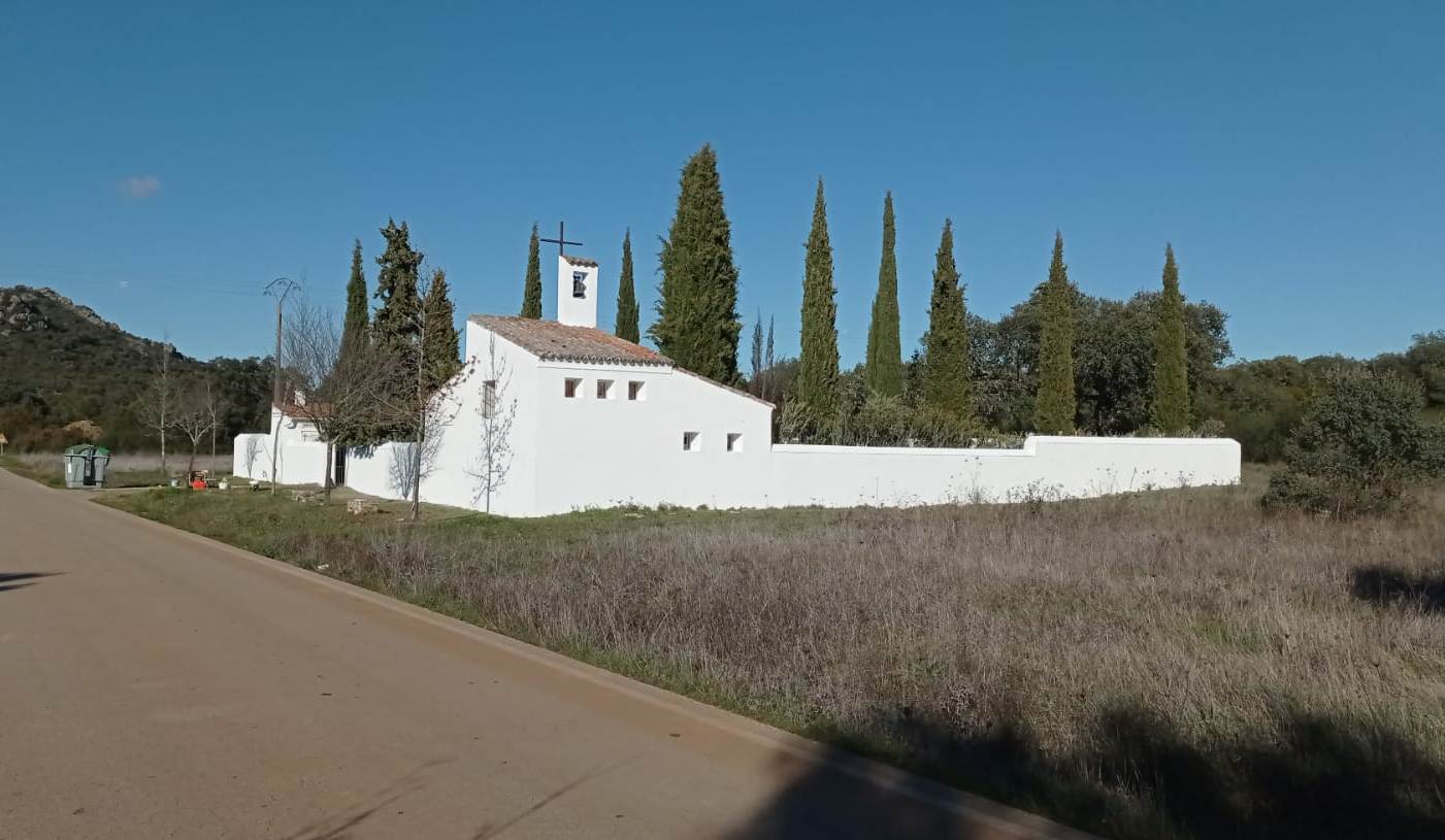 Finalizan los trabajos de pintura del cementerio de Rincón de Ballesteros