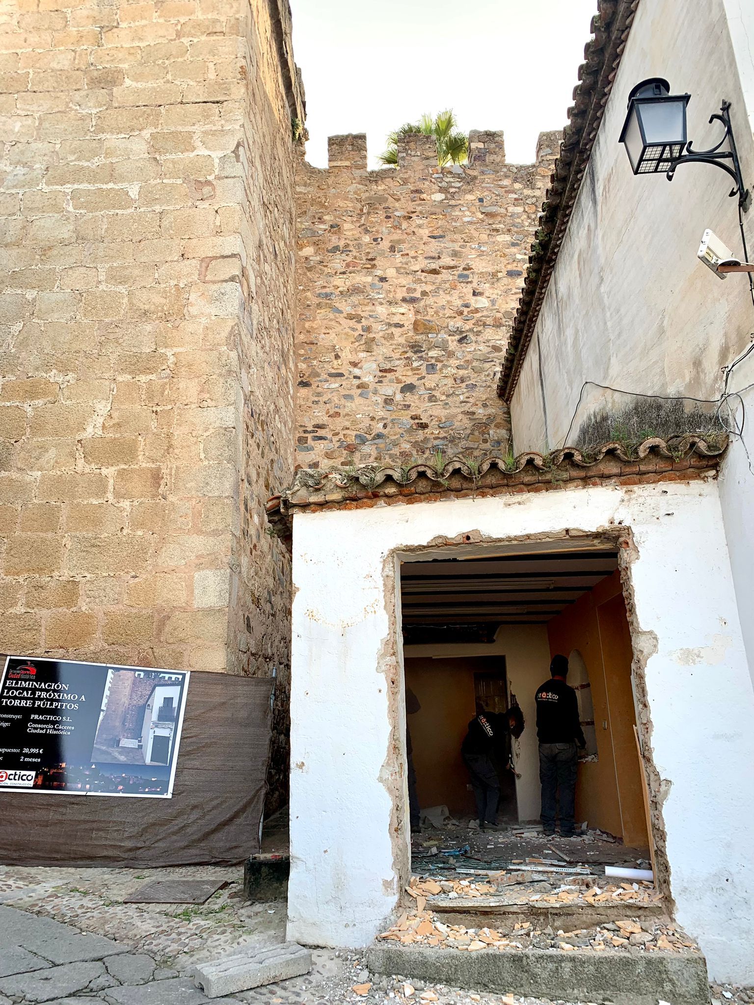 Se inicia la demolición del local municipal aledaño a la Torre de los Púlpitos donde se creará un espacio de recreo