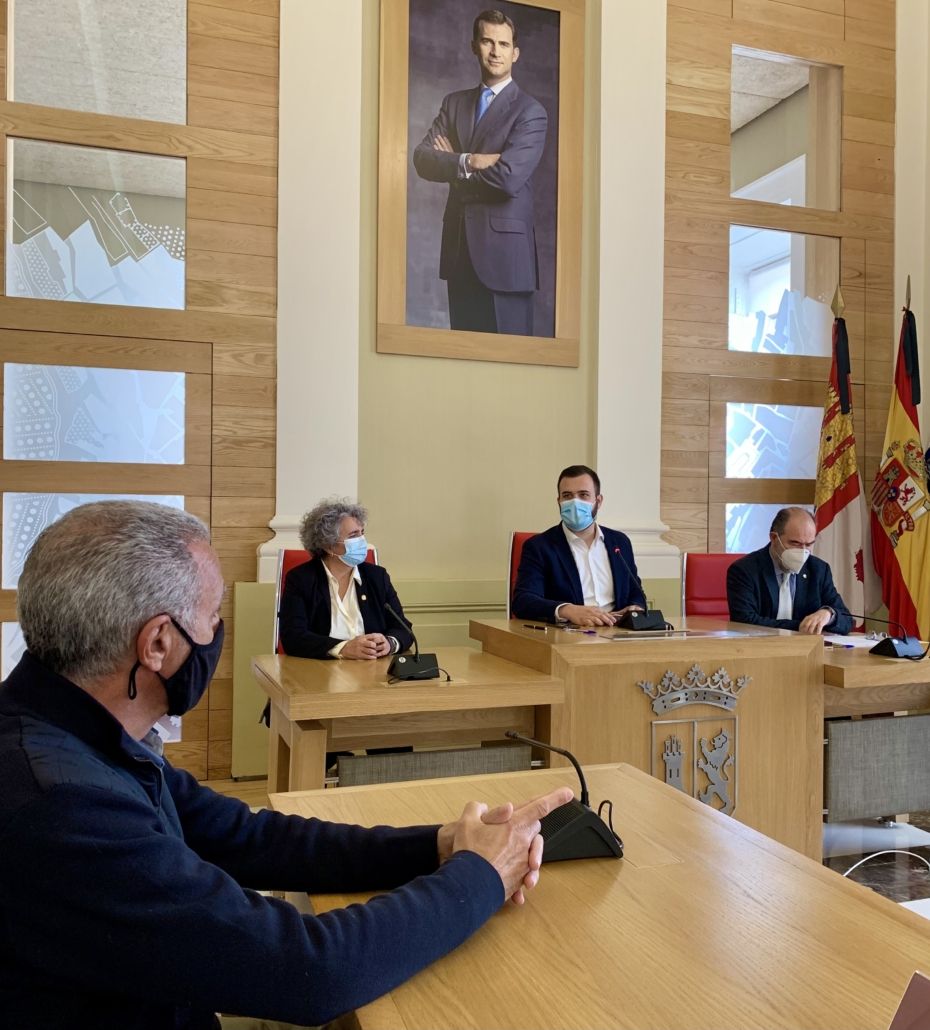 El Ayuntamiento firma un acuerdo de colaboración con Cáritas para facilitar la integración de las personas sin hogar