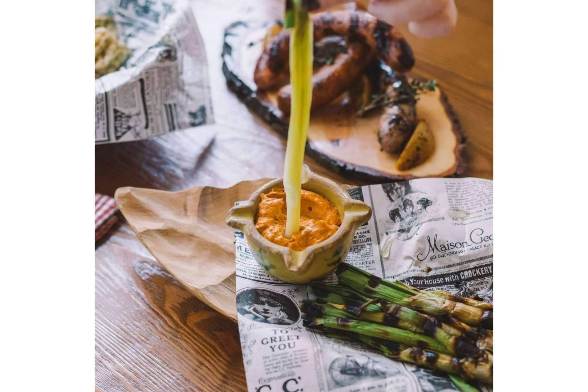 Disfrutar de la temporada de calçots en Barcelona de la mano del restaurante Vic Brasería