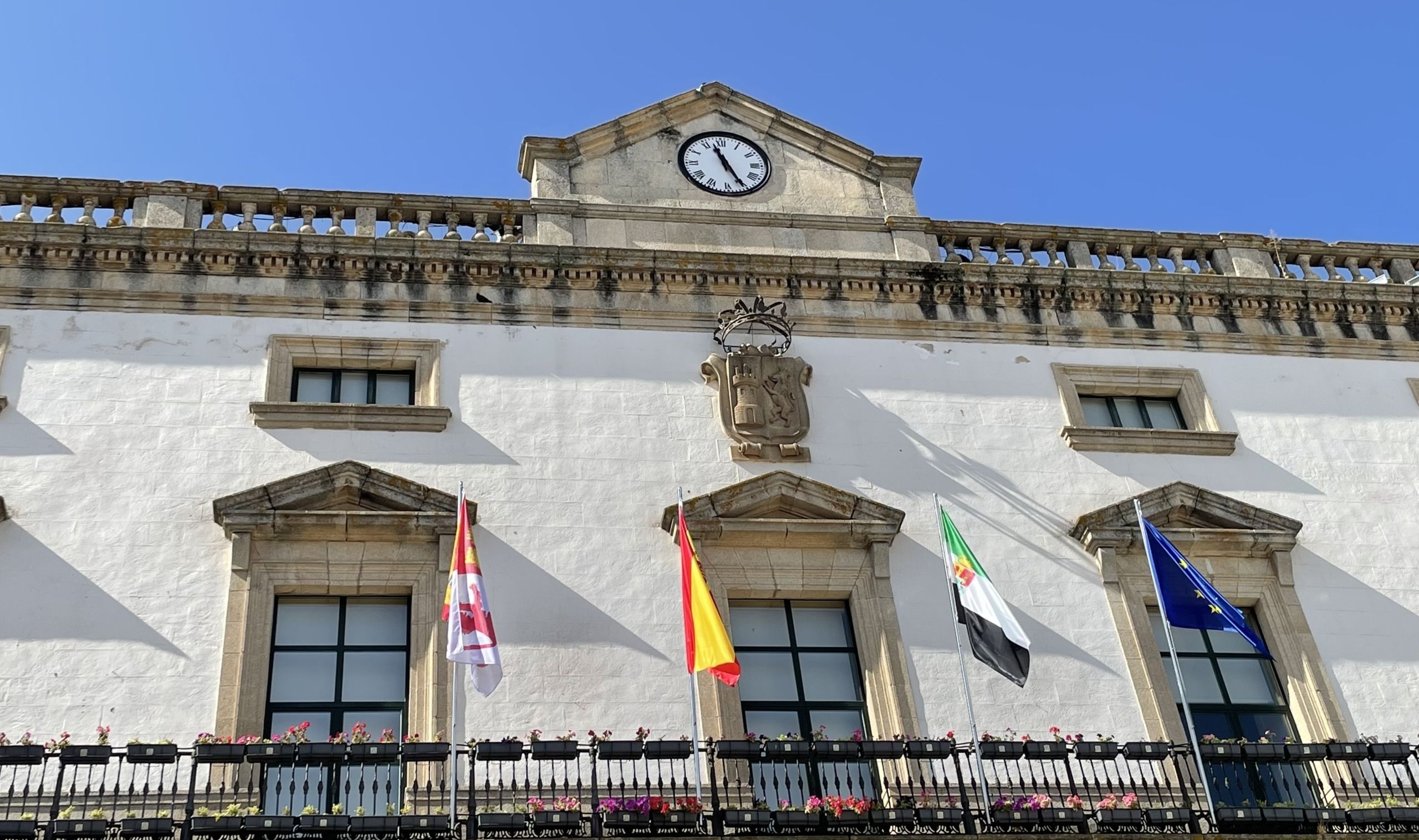 El Ayuntamiento licita la mejora de la pavimentación entre el Residencial Gredos y la rotonda de Cáceres El Viejo en la calle Severo Ochoa y el suministro de dos furgonetas eléctricas