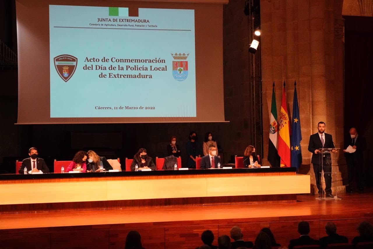 El alcalde Luis Salaya felicita a la Policía Local por su trabajo y su cercanía con los vecinos y vecinas