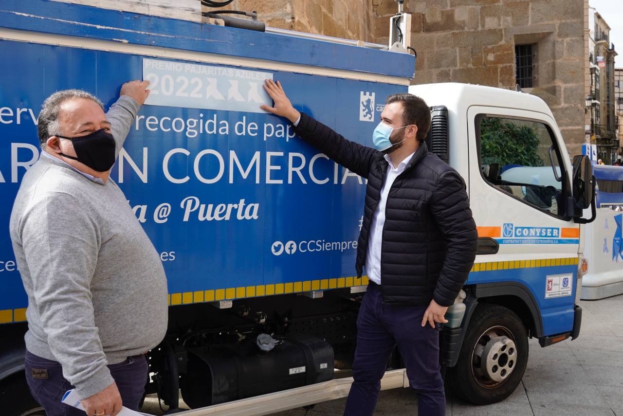 El alcalde Luis Salaya felicita a la ciudadanía por su compromiso en el reciclaje del papel