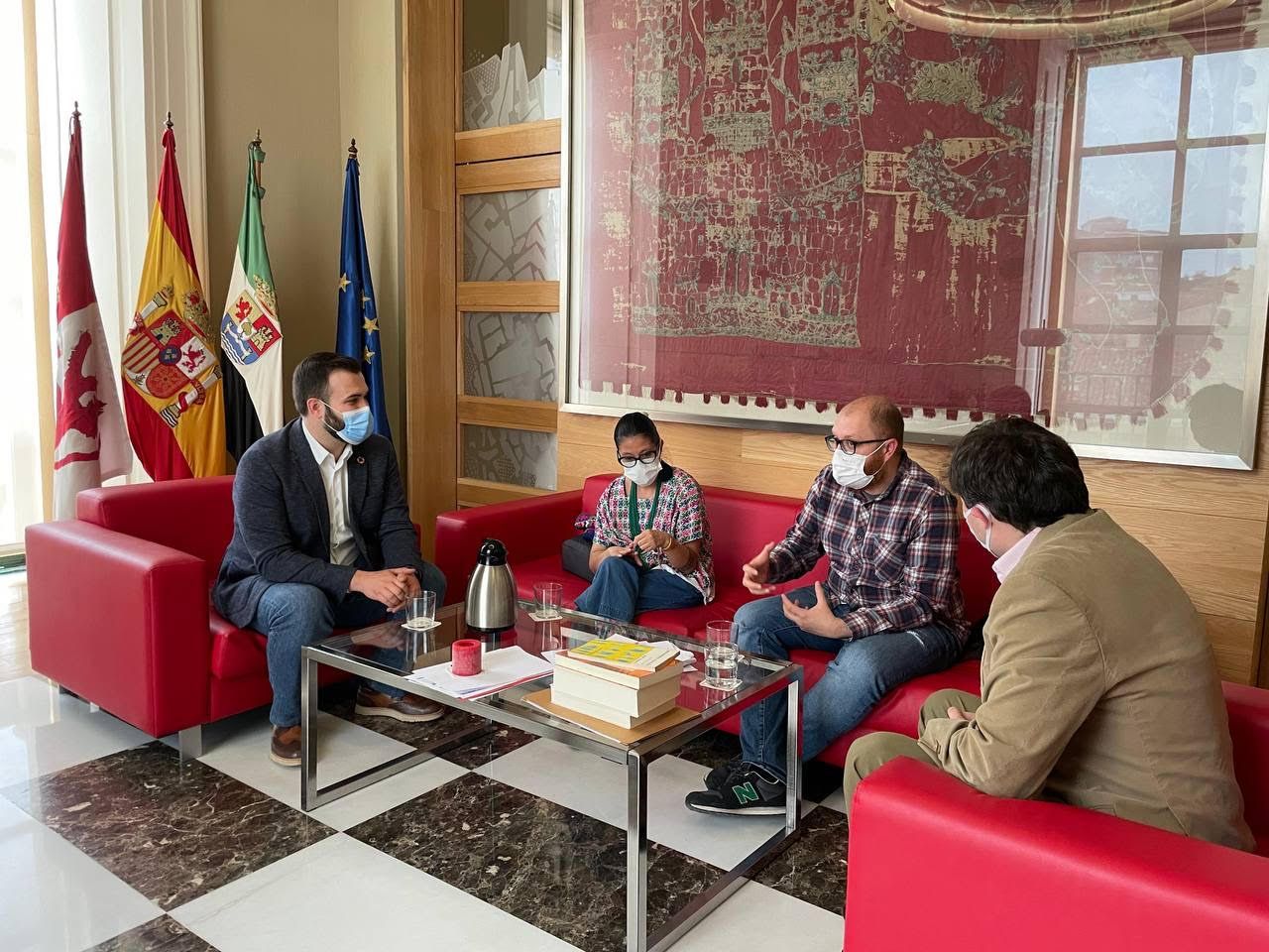 El alcalde, Luis Salaya, se reúne con defensores de los derechos humanos de Guatemala acogidos en un programa de Amnistía Internacional