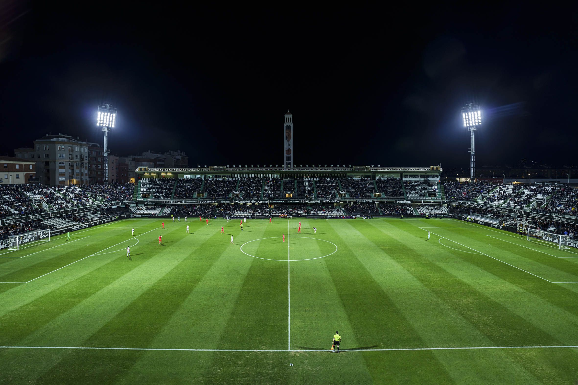 Los proyectores OMNIBLAST de schréder garantizan una perfecta visibilidad en el estadio municipal Castalia