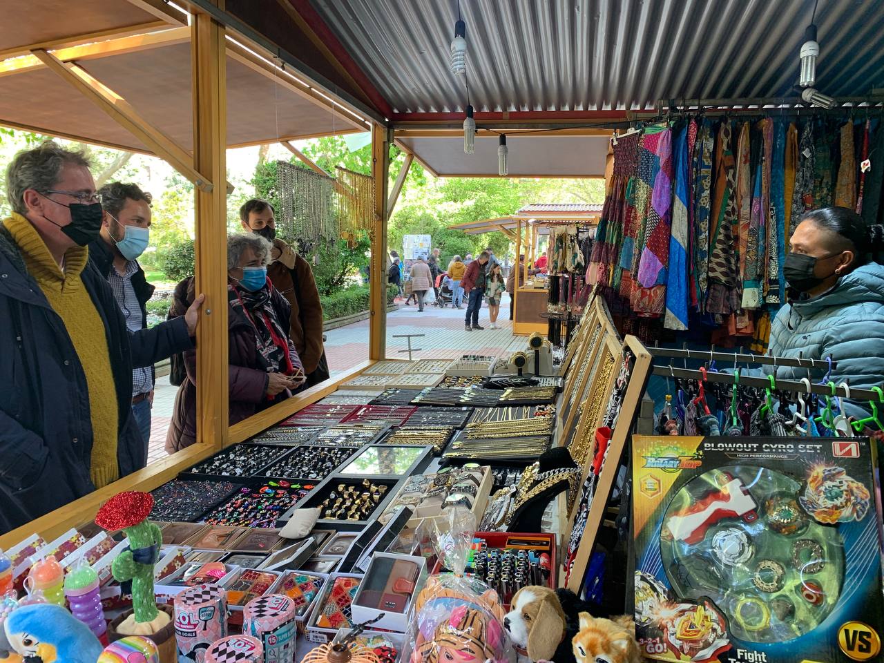 El mercado de primavera llena Cánovas de artesanía y productos locales