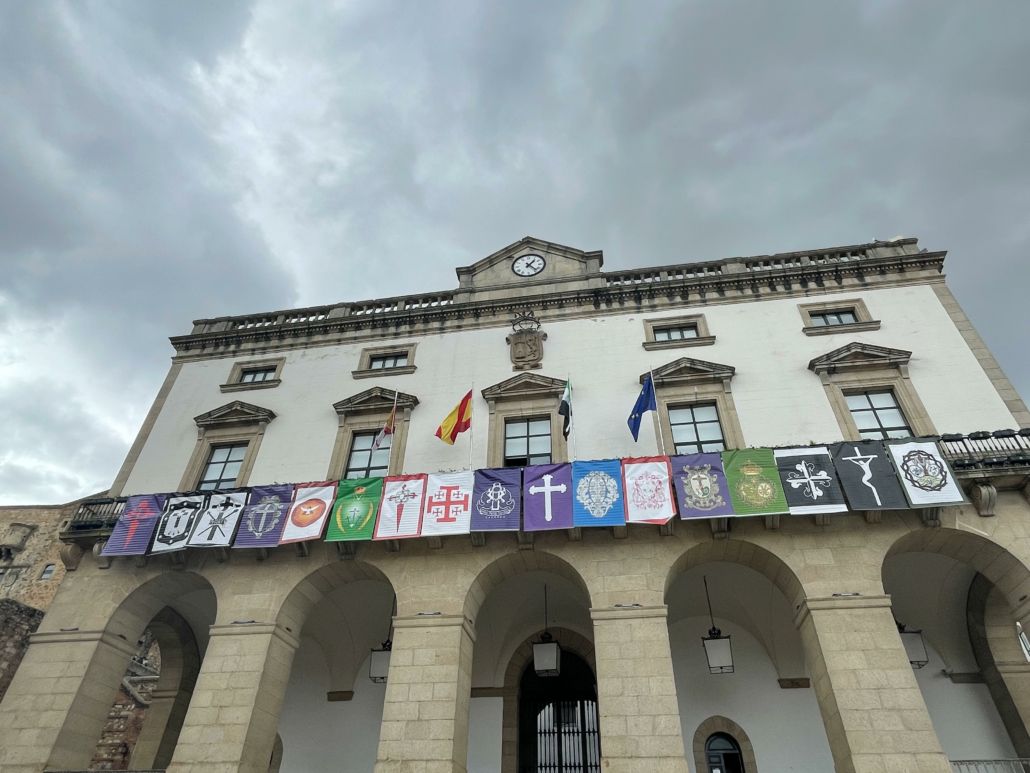 Los 17 pendones de las cofradías y hermandades lucen en la fachada principal del Ayuntamiento