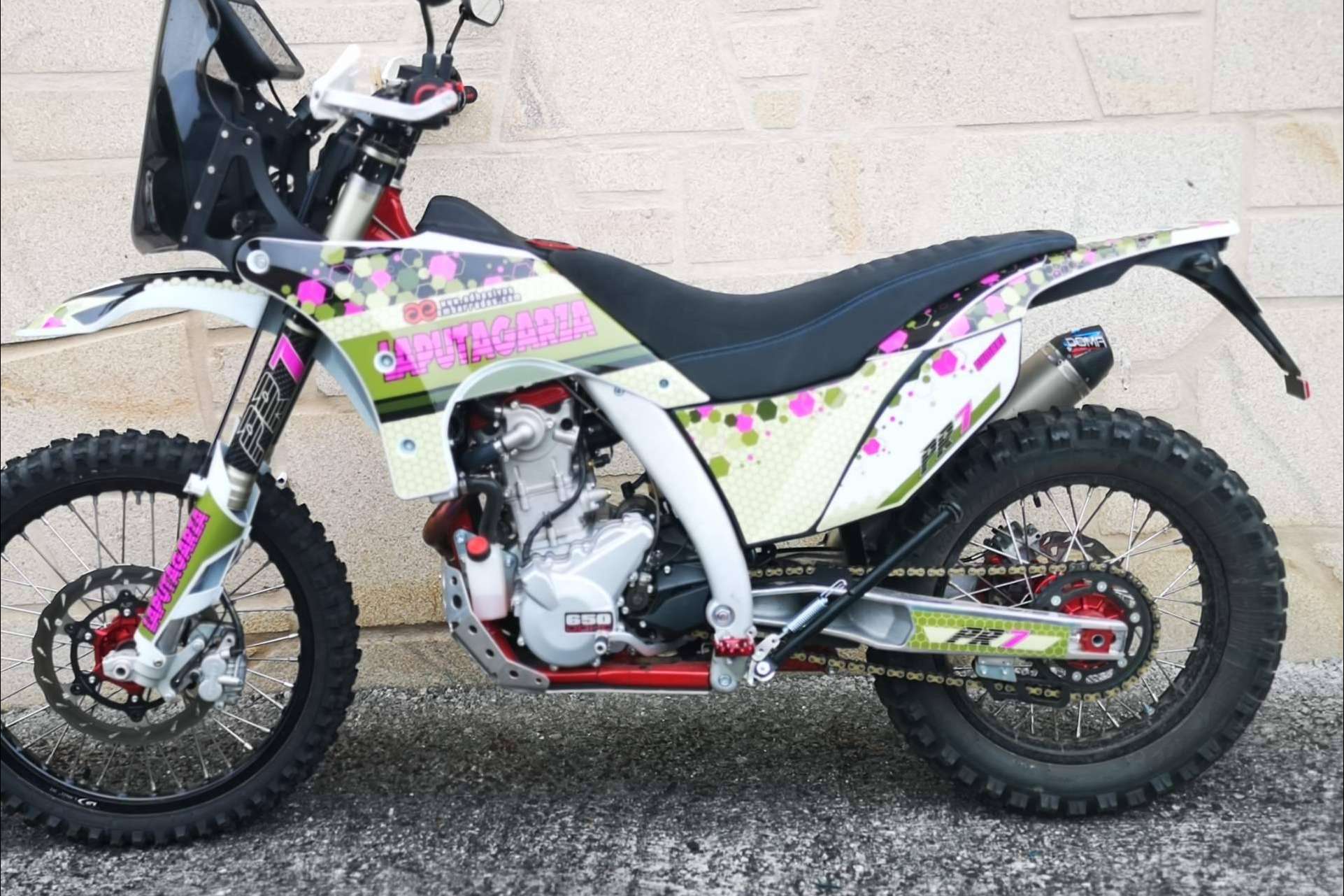 El amplio catálogo de pegatinas para moto personalizadas de ADHESIVOSEMBARRADOS