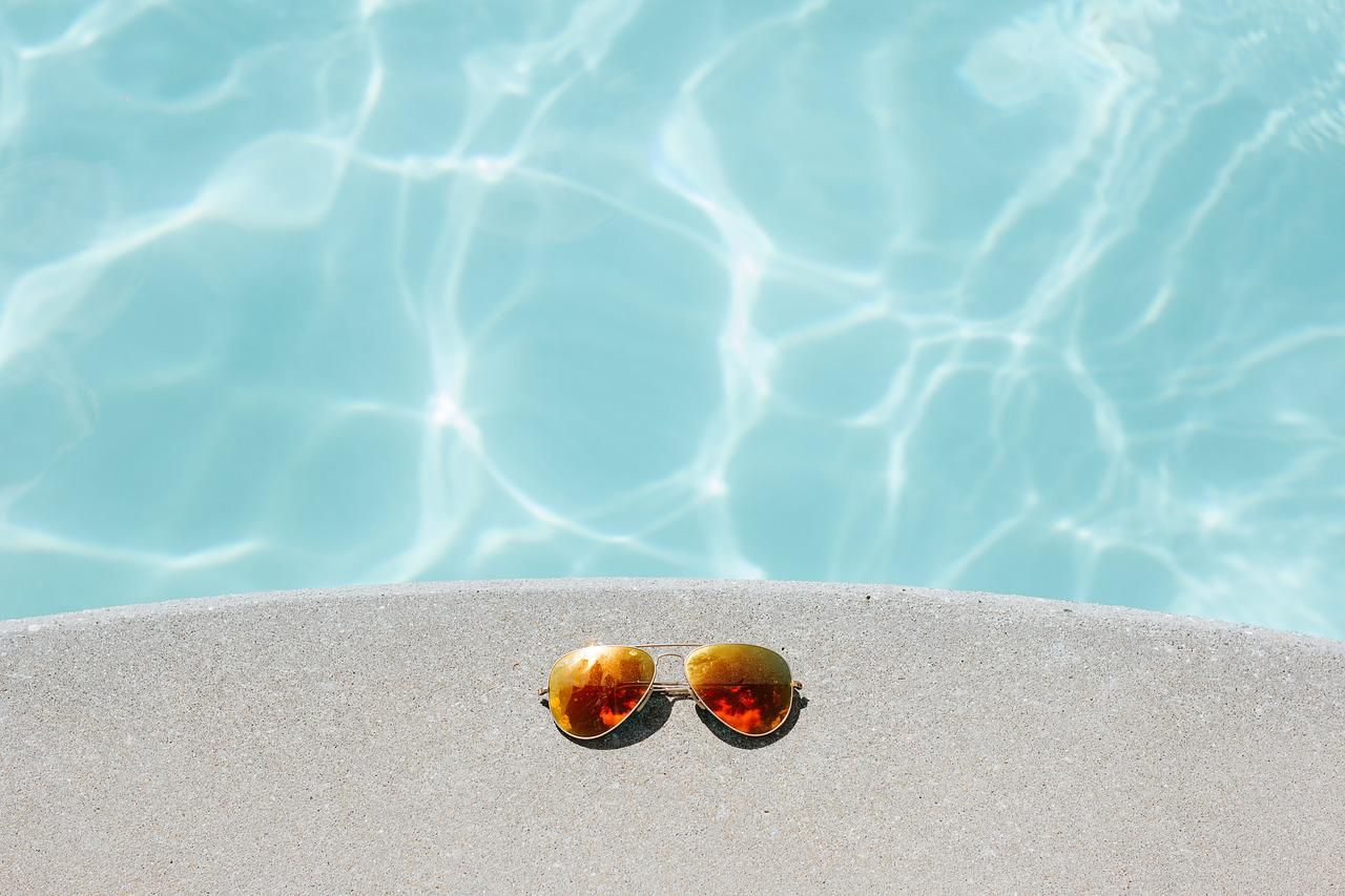 Las piscinas de colores claros y neutros y una iluminación estudiada están siendo tendencia este año, según Piscinas Lara
