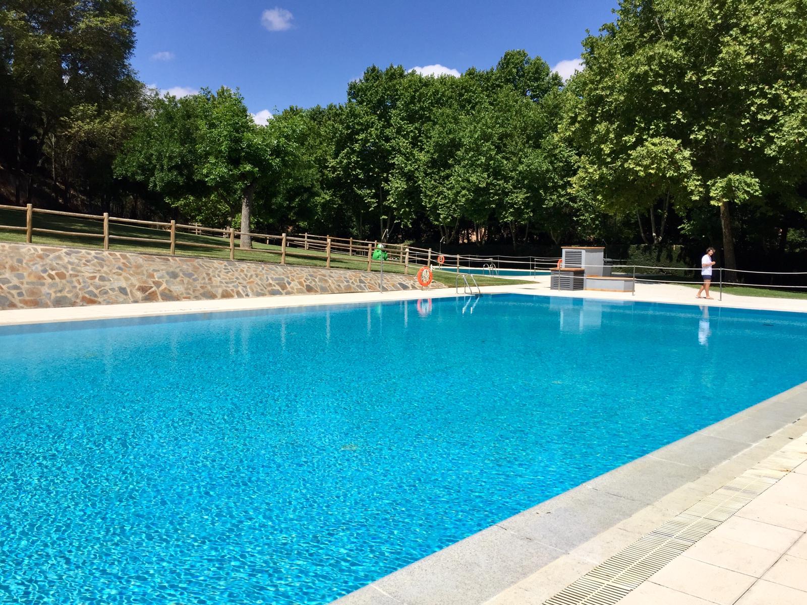 Puesta a punto de las piscinas municipales de cara a su apertura el 17 de junio