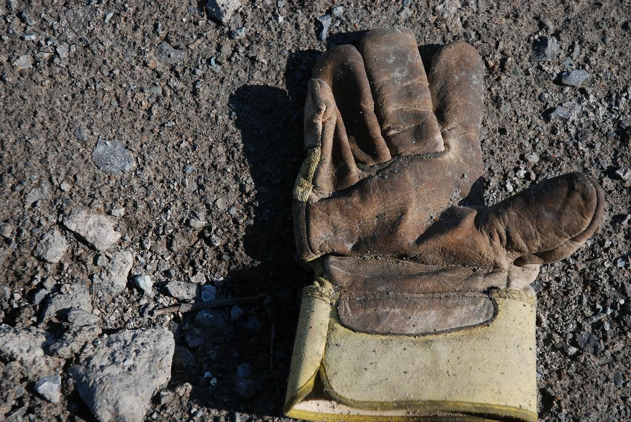 Los guantes de seguridad, el equipo de protección que evita múltiples riesgos laborales, según Suministros Tomás Beltrán
