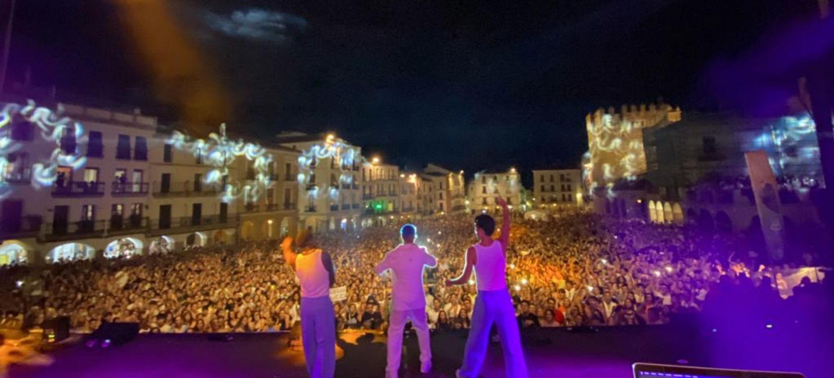 Alrededor de 13.000 personas pasaron por la Plaza Mayor en el concierto de Los 40 Summer Live 2022
