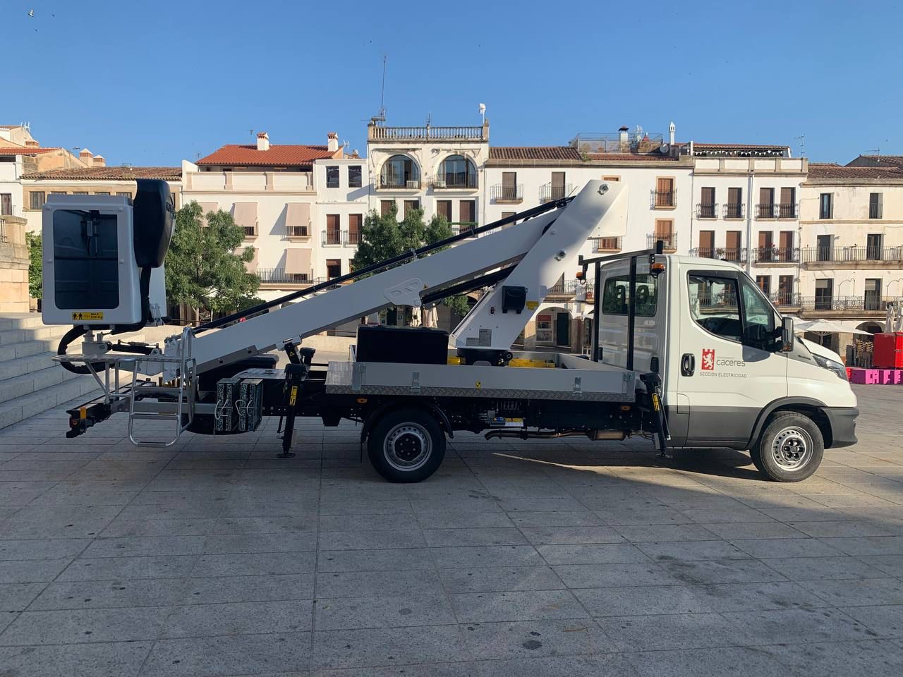 El Ayuntamiento adquiere un nuevo camión pluma para la brigada de electricidad