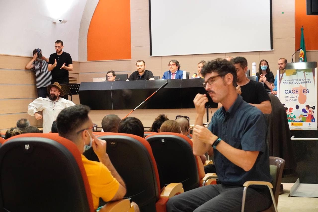 El alcalde Luis Salaya invita a la Federación de Asociaciones de Personas Sordociegas a colaborar para mejorar la accesibilidad en la ciudad