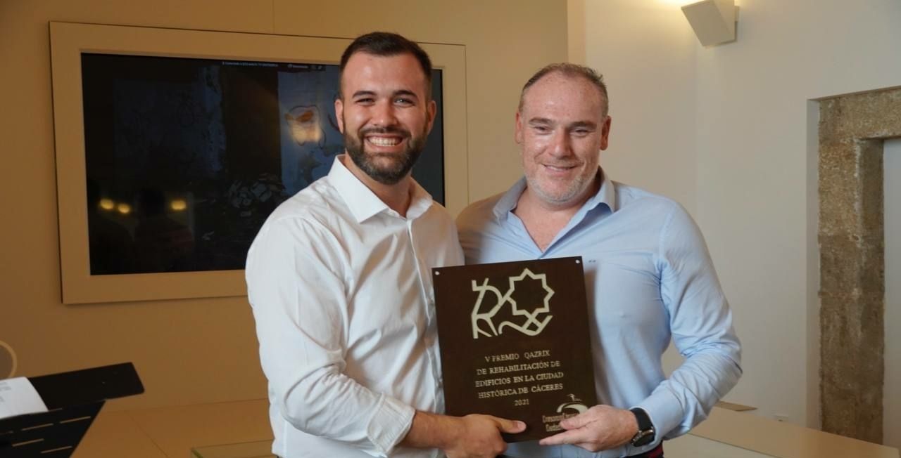 El alcalde entrega los Premios Qazrix que han recaído en la reforma de la casa de los Vargas Figueroa y en el edificio de apartamentos turísticos ‘El Patio’
