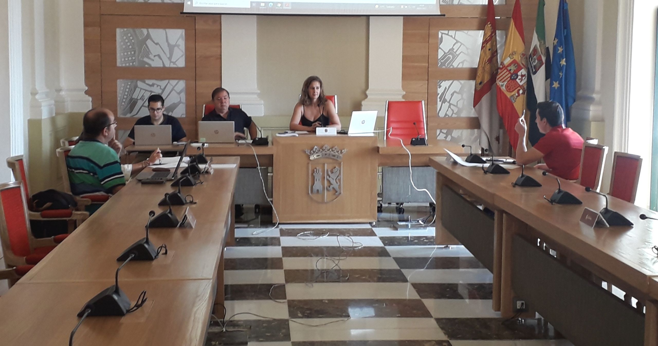 La Mesa de Contratación adjudica la pista auxiliar del Recinto Hípico de Cáceres para su explotación como terraza