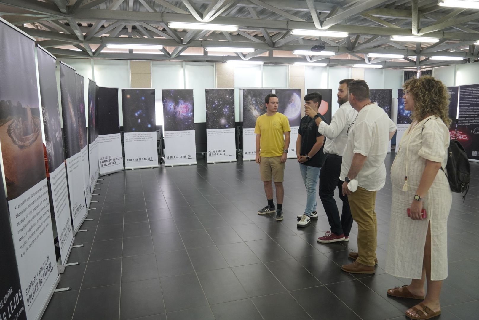 La exposición 'Apuntar más lejos' acerca el cielo nocturno extremeño al Espacio para la Creación Joven
