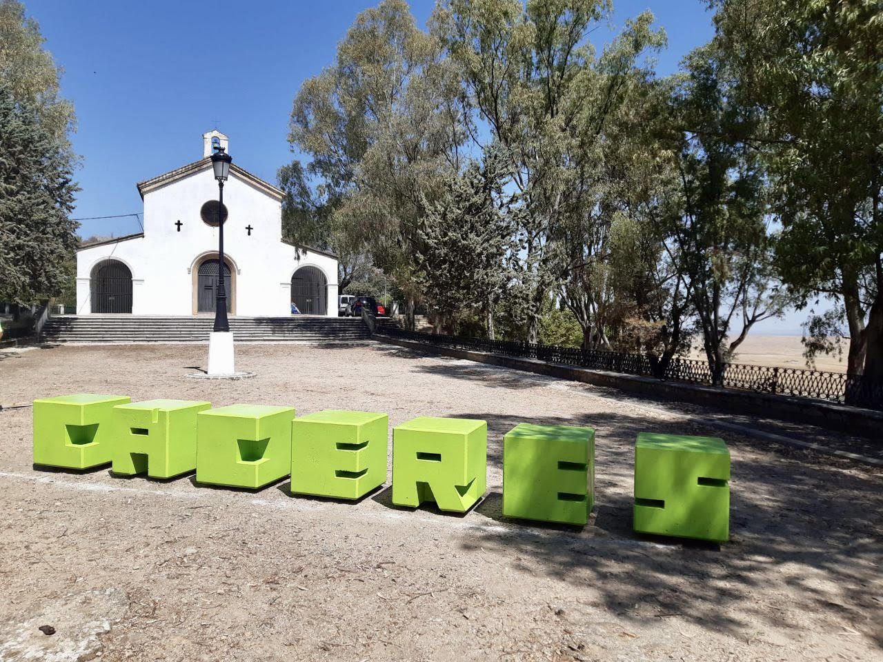 Las letras verdes de 'Cáceres' ocupan ya su ubicación definitiva en el Paseo Alto