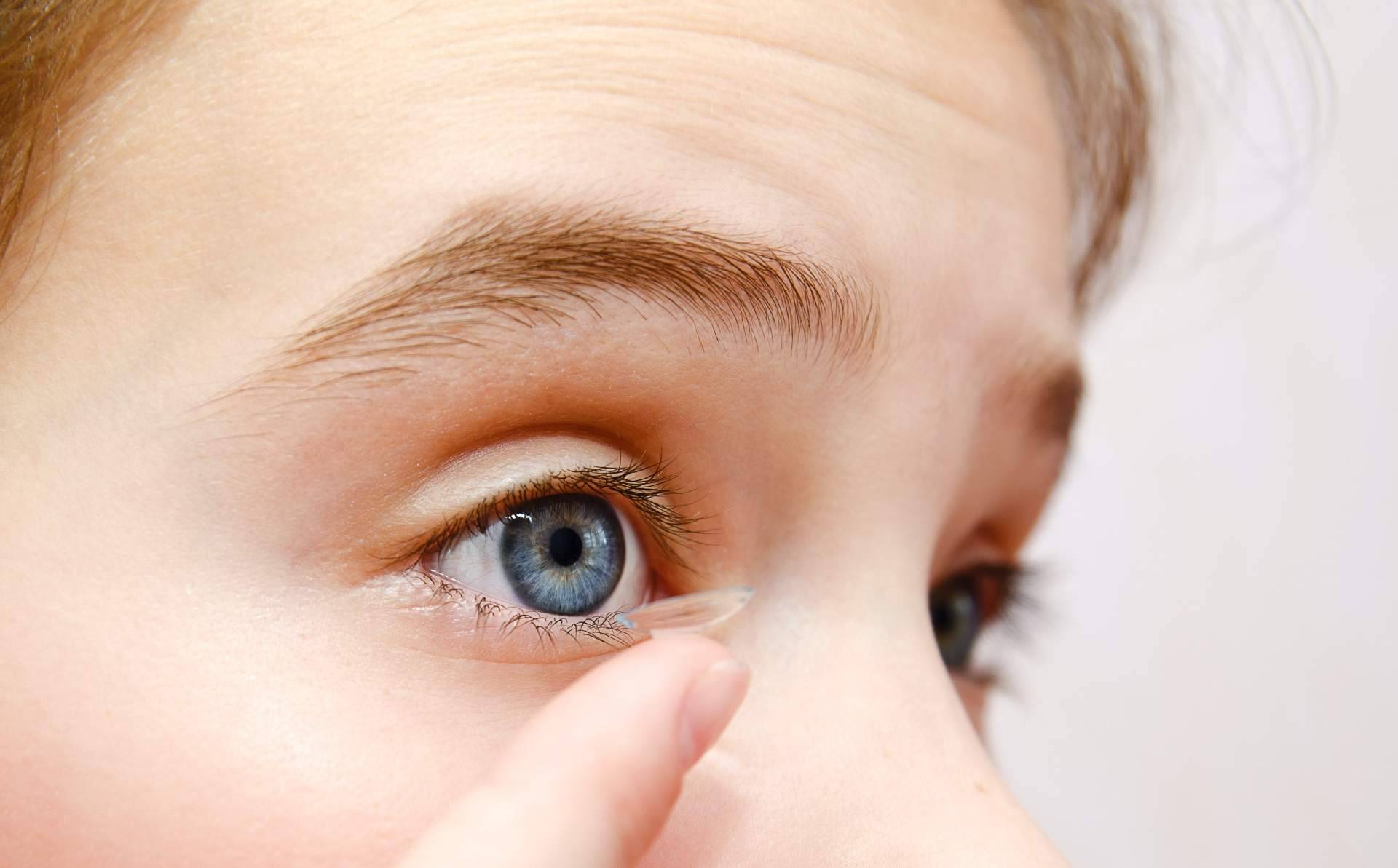 Consejos para padres con niños que llevan lentillas