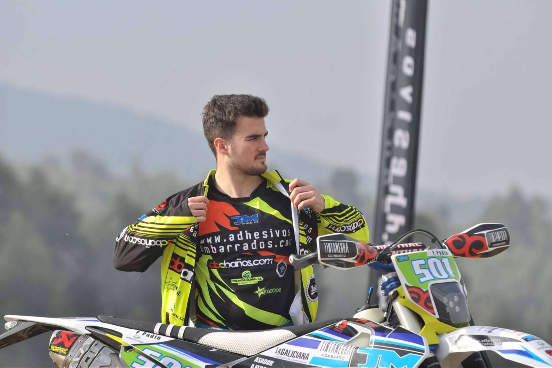 ADHESIVOSEMBARRADOS, la firma especializada en elaborar la camiseta de motocross