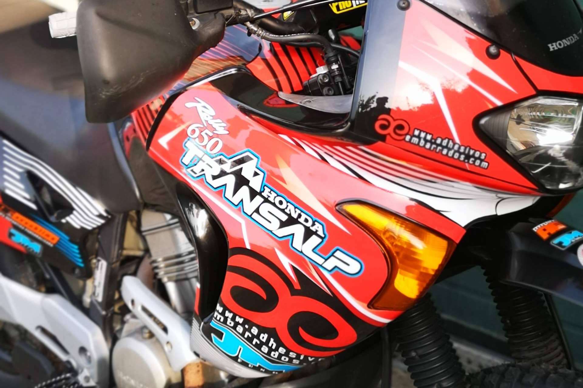 Las pegatinas para motos de ADHESIVOSEMBARRADOS, ideales para personalizar motos