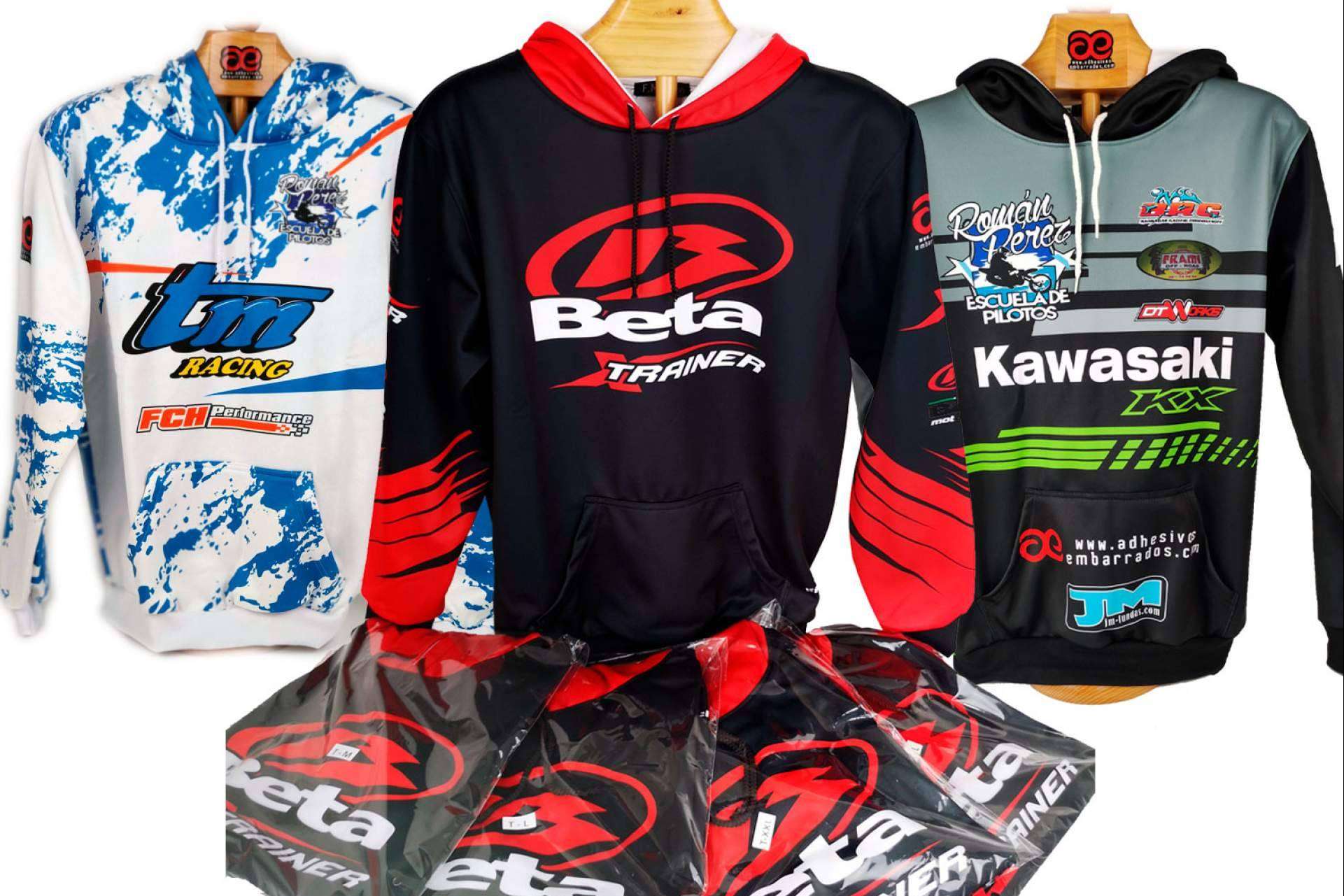 Los pilotos pueden encontrar en ADHESIVOSEMBARRADOS ropa off road para cualquier ocasión